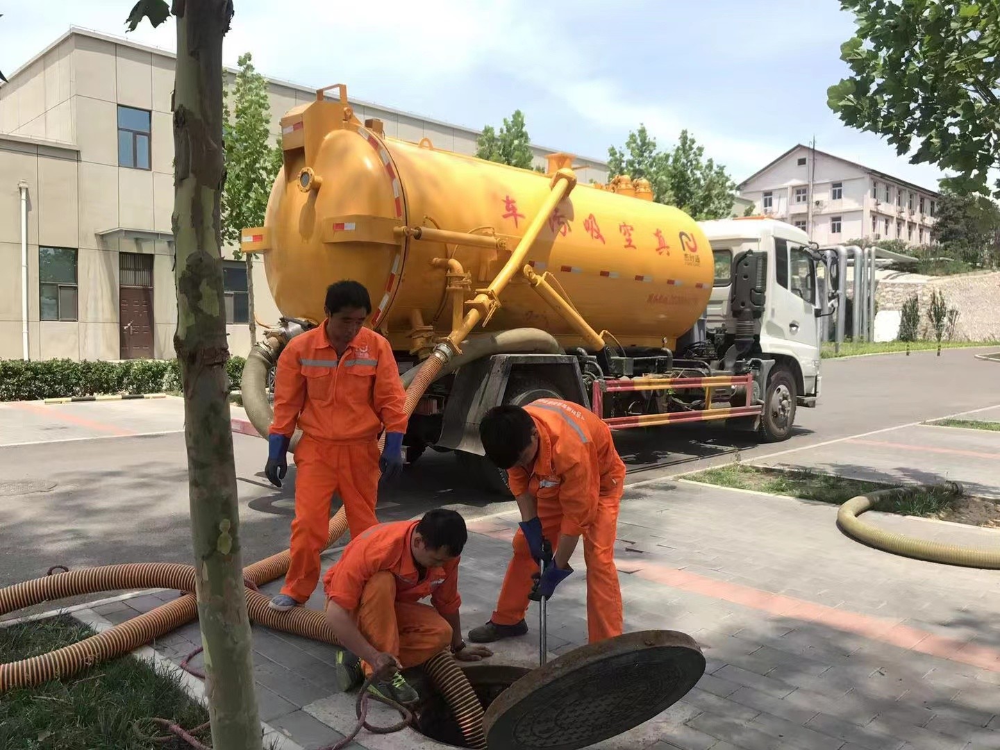 邱县管道疏通车停在窨井附近