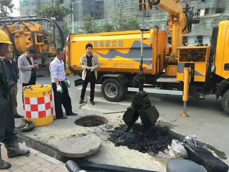 邱县街道：网格员化身“清道夫”，为民解忧疏通“堵心”化粪池