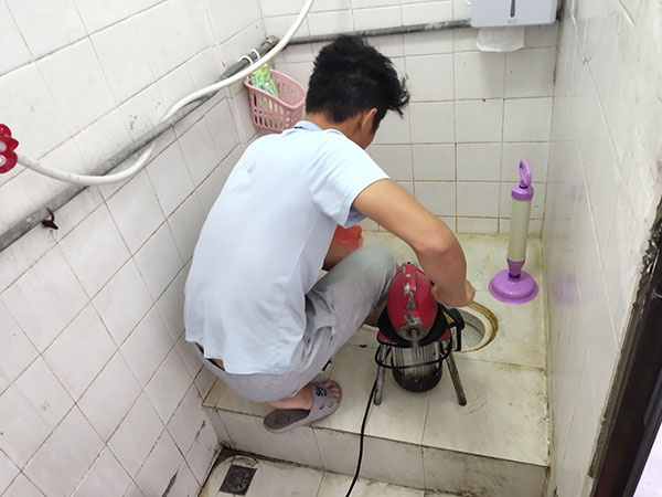 邱县管道堵塞冒臭气 专业师傅现场解决问题